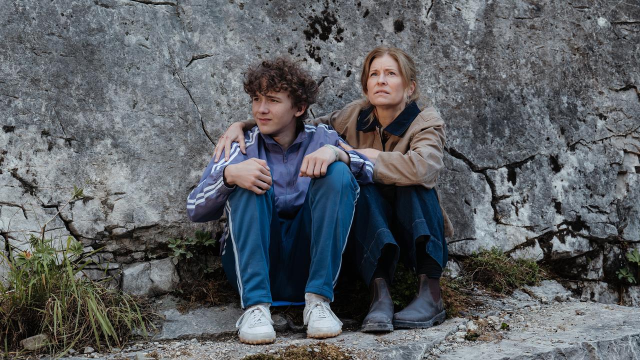 © ORF/ZDF/Sabine Finger Elias Höller und seine Mutter Isabel sitzen auf einem Felsvorsprung fest und warten auf Rettung.