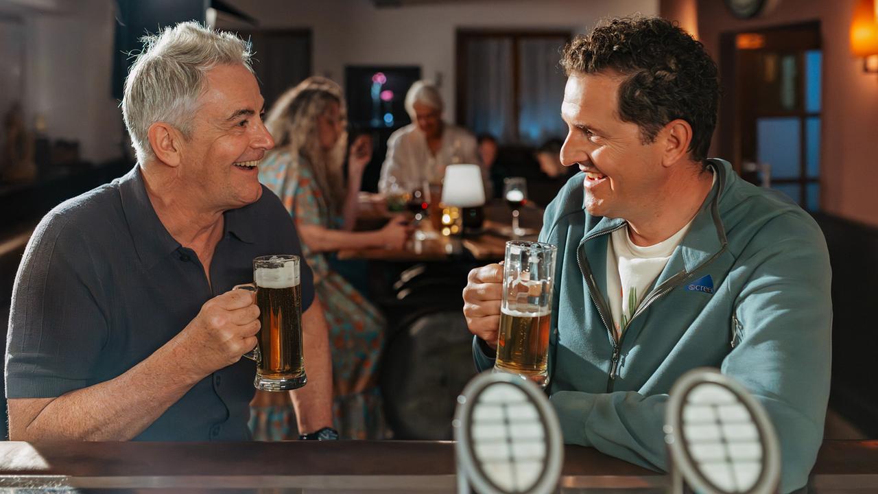 © ORF/ZDF/Sabine Finger Rudi und Michi genießen ihren Feierabend bei einem Glas Bier.