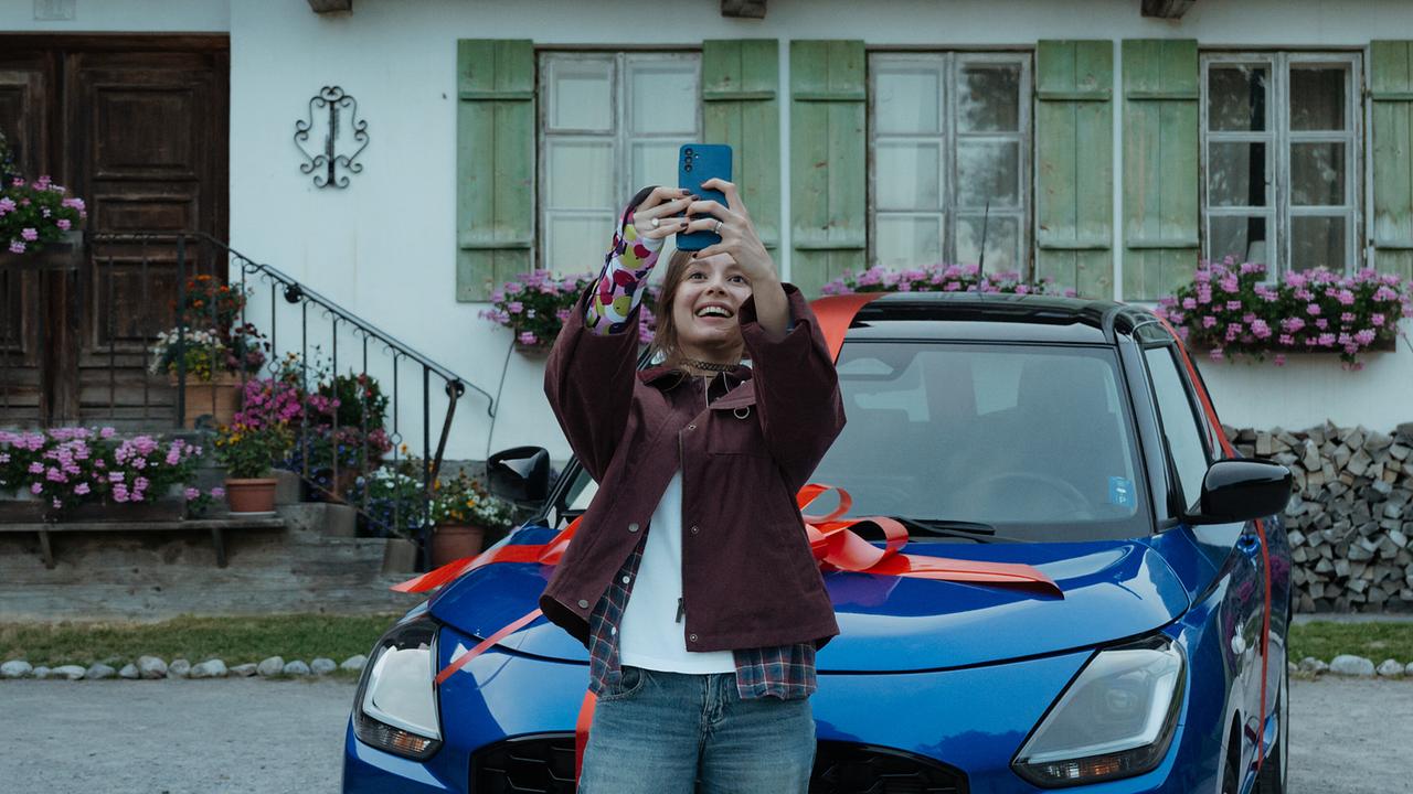 © ORF/ZDF/Sabine Finger Mia kann ihr Glück nicht fassen: Endlich ein eigenes Auto.