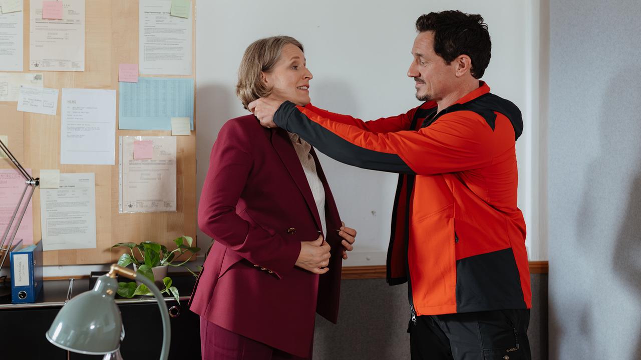 © ORF/ZDF/Sabine Finger Emilie ist angespannt. Tobi versucht sie aufzumuntern.