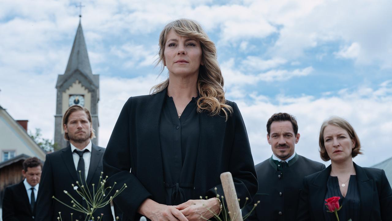 © ORF/ZDF/Sabine Finger Der plötzliche Tod von Franz, der guten Seele des Hofes, ist für alle ein schwerer Schlag. Besonders Katharina ist tief getroffen. Doch auch Rudi, Markus, Emilie und Tobi trauern um ihren alten Freund.