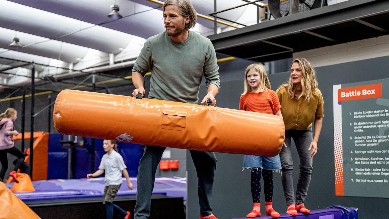 © ORF/ARD Degeto Film/Wolfgang Ennenbach Weil Rene einen Babysitter für die Kinder braucht, nimmt Mads Eva mit zu einem ungewöhnlichen ersten Date mit Oscar und Lola.