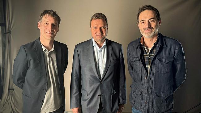 Gregor Stuhlpfarrer, Karl Schlögl und Georg Ransmayr stehen nebeneinander vor einer hellen Plane.