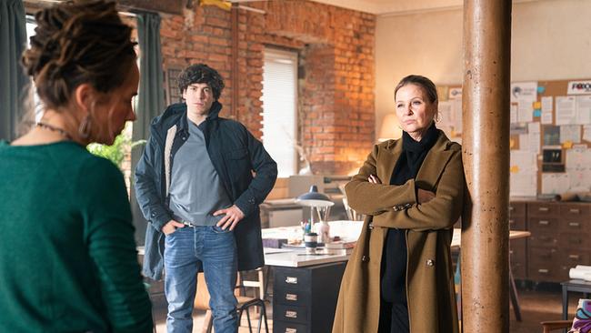 Kommissarin Vera Lanz befragt die Geschäftsführerin jener Öko-Organisation, für die das Opfer investigativ recherchiert hat.