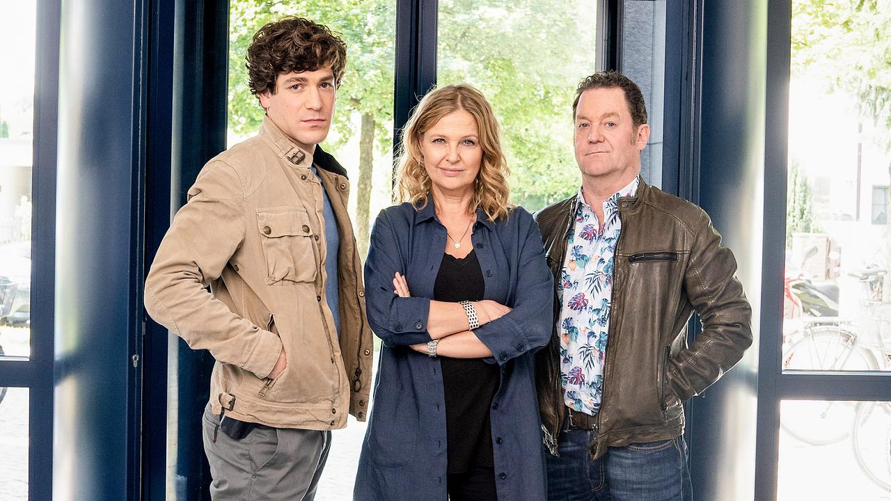 Jonathan Hutter, Katharina Böhm und Jürgen Tonkel stehen nebeneinander in einem hellen verglasten Eingangsbereich.