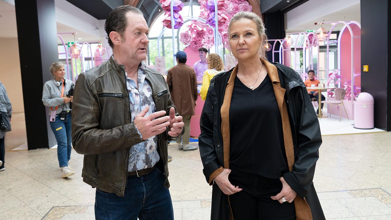 Paul Böhmer und Vera Lanz ermitteln in einem Einkaufszentrum.