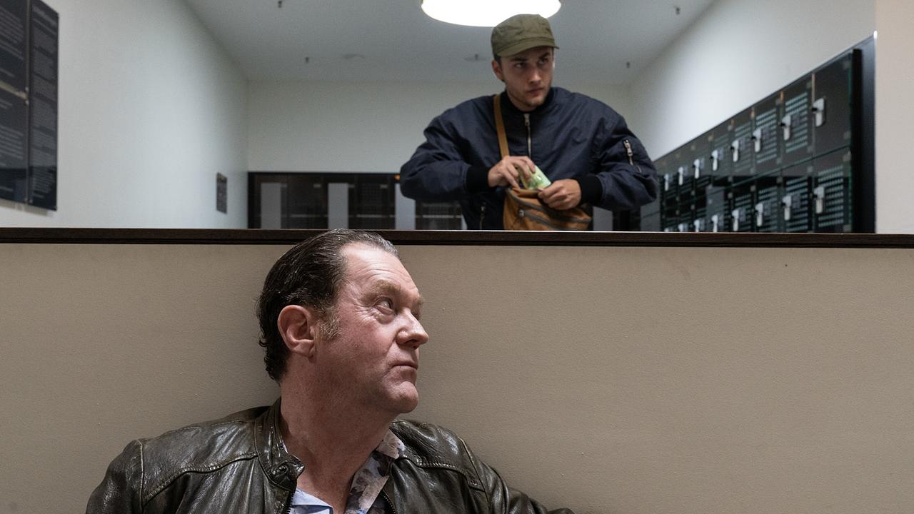 Polizeikommissar Paul Böhmer folgt dem Verdächtigen Radu Popescu zu einem Schließfach.