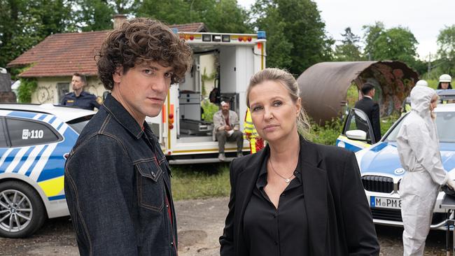 Vera Lanz und ihr Mitarbeiter Korbinian Kirchner rätseln am Tatort über den merkwürdigen Zeugen, der scheinbar sein Gedächtnis verloren hat.