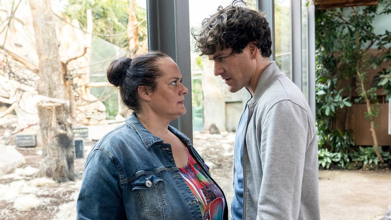 © ORF/ZDF/Michael Marhoffer Ermittler Korbinian Kirchner stellt Nadine Theiss zur Rede.