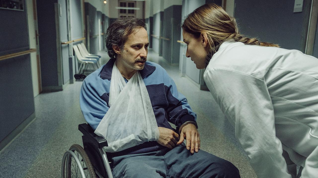 © ORF/Degeto/Hendrik Heiden Im Bild: Vor dem MRT-Raum im Krankenhaus inszenieren Frederike (Marie Leuenberger, rechts) und Zankl (Michael Ostrowski, links) ein Theater um sich kurz zu verständigen.