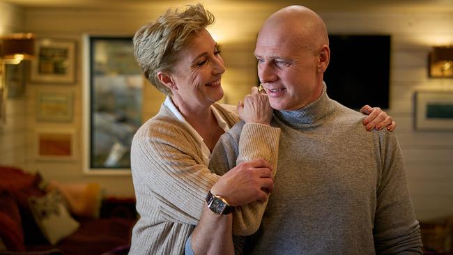 © ORF/ZDF/Jon Ailes Im Bild: Mit gemischten Gefühlen sehen Emma (Saskia Fischer) und Richard Edison (Christoph Grunert) das Wiedersehen ihrer Adoptivtochter Lisa und ihrer leiblichen Mutter entgegen.
