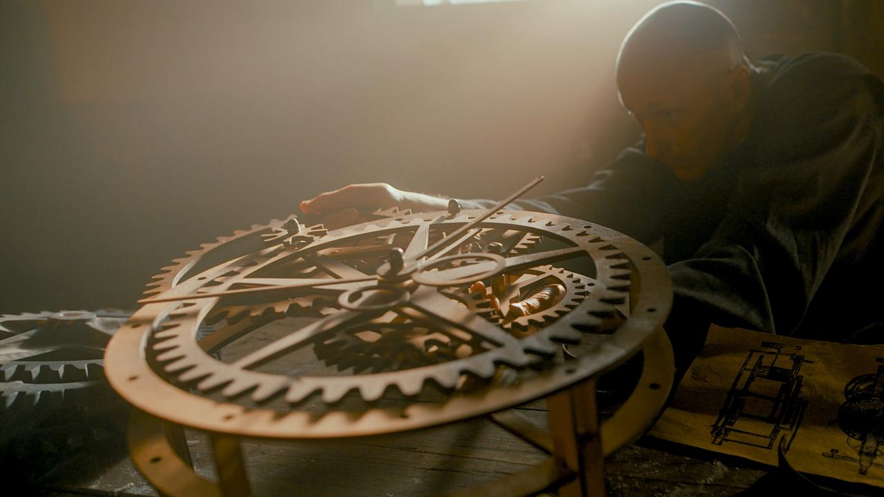© ORF/ZDF/Jan Prillwitz Mann mit großer mechanischer Uhr
