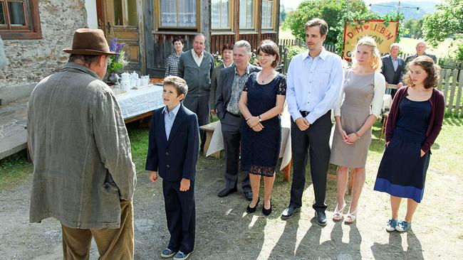 Im Bild: August Schmölzer (Anton Wolf), Enzo Gaier (Franzi), Franziska Walser (Erna), Max von Thun (Franz), Franziska Weisz (Irene), Henriette Confurius (Rosaria).