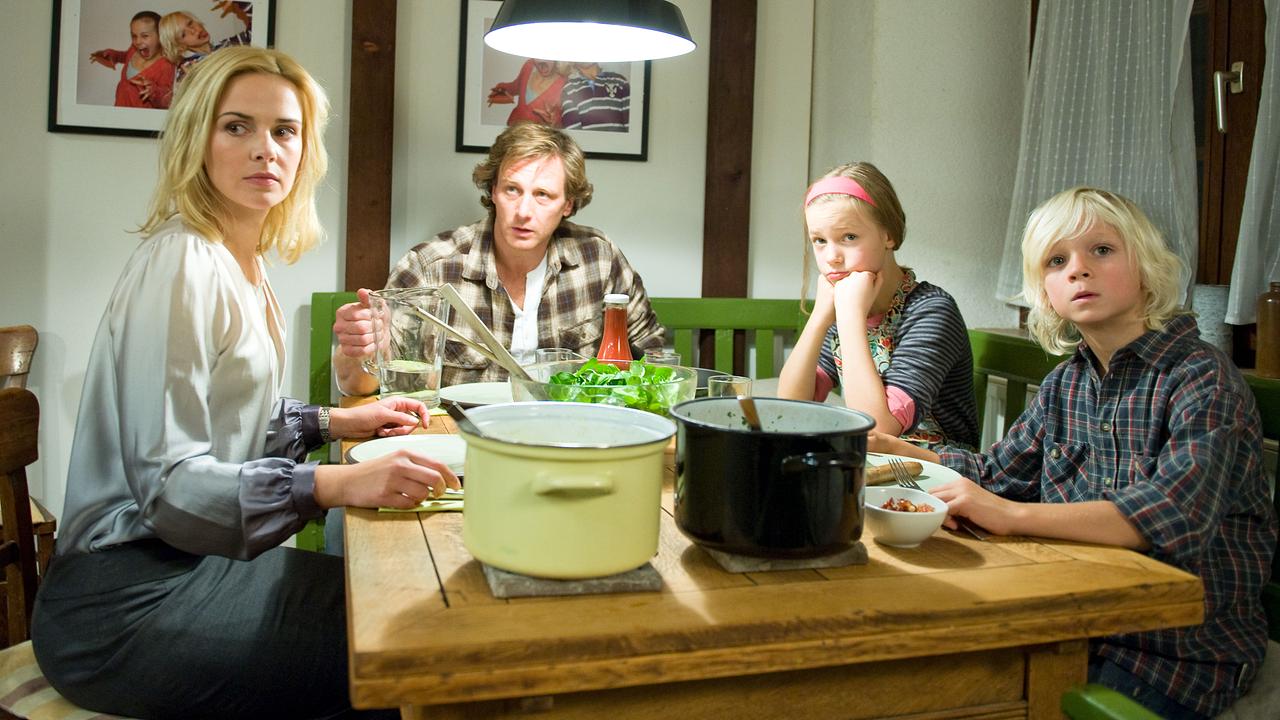 Isabelle, Daniel und die Kinder haben zum Essen am Tisch platzgenommen.