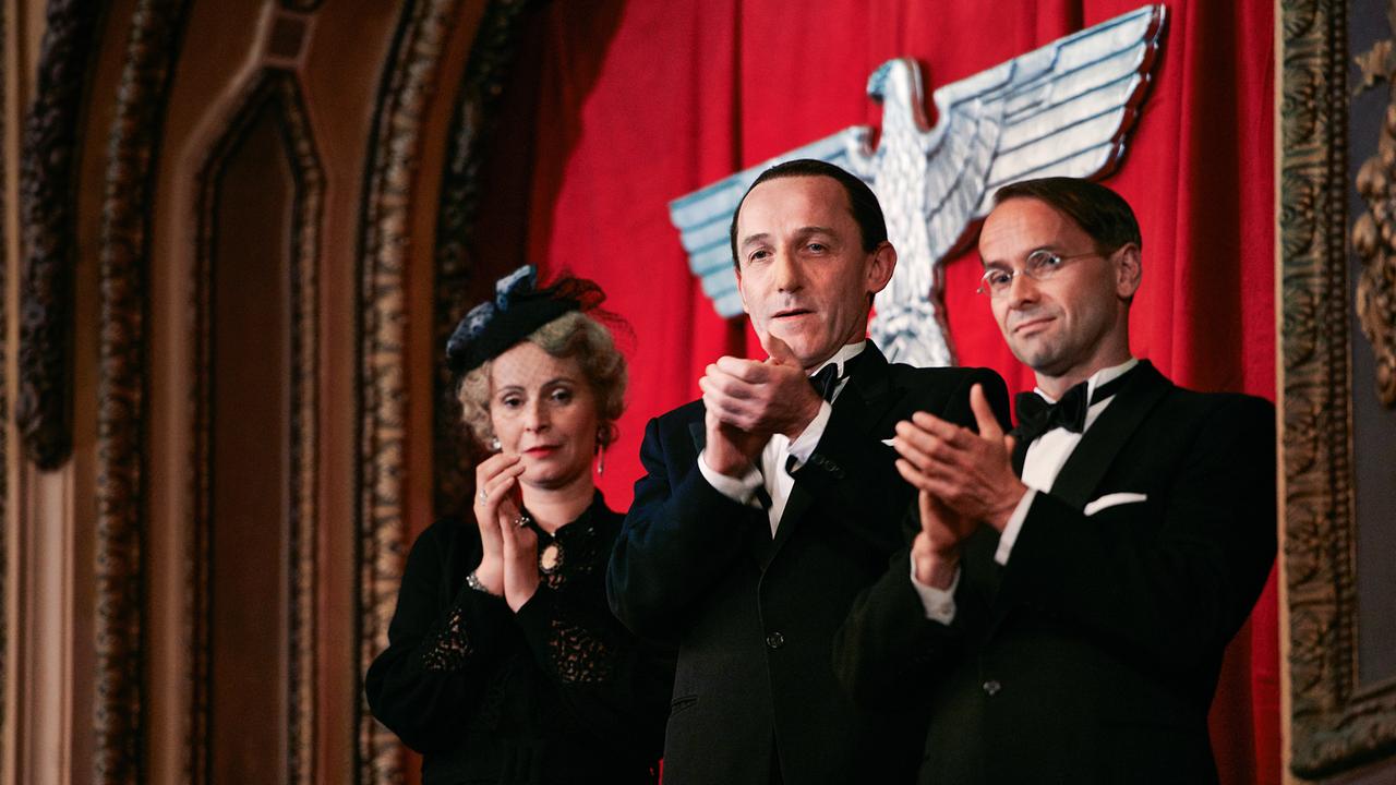 Im Bild: Lenka Vlasáková (Magda Goebbels), Karl Markovics (Joseph Goebbels), Jan Révai (Diether von Wedel).