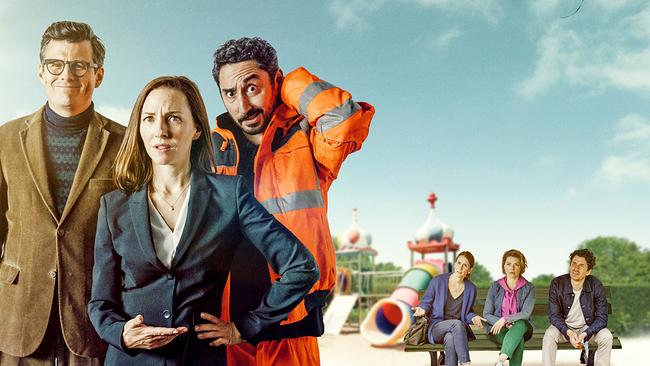 © ORF/BR/ die film gmbh Manuel Rubey, Katharina Schüttler und Eko Fres stehen vor einem sonnigen Spielplatz, mit bunten Rutschen; im Hintergrund sitzen Lena Dörrie, Karolina Lodyga und Sergej Moya auf einer Parkbank.