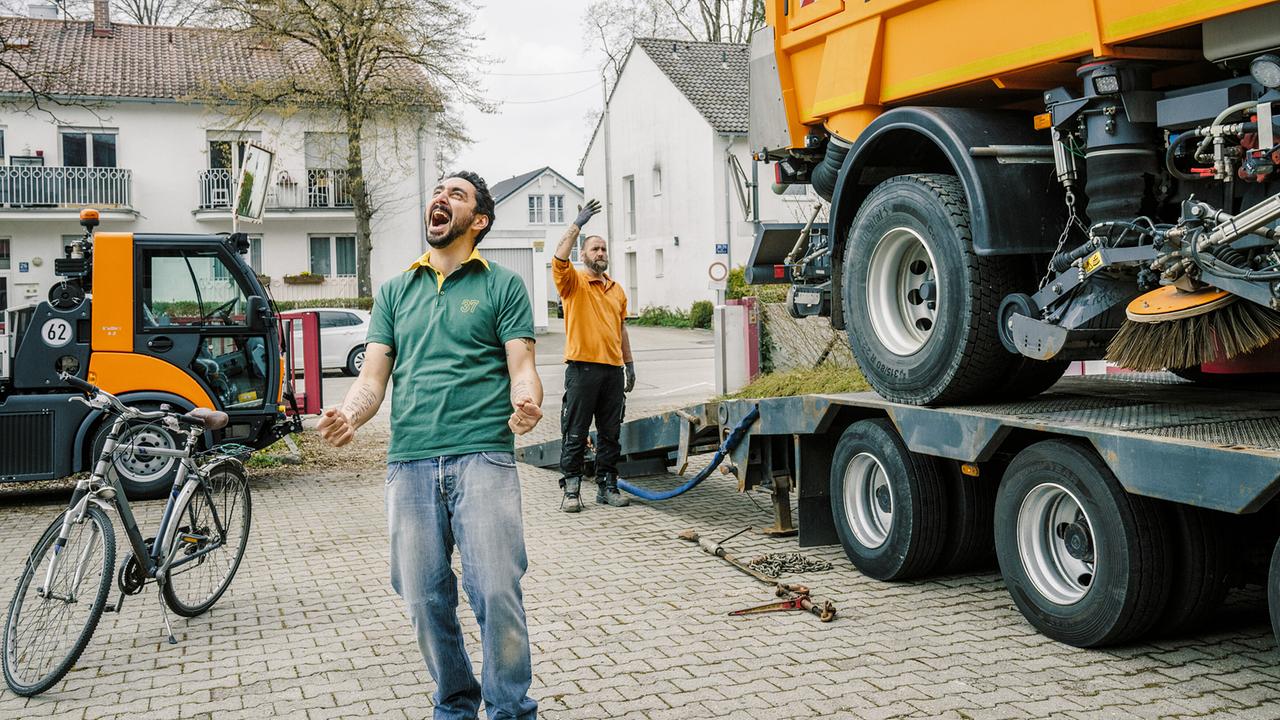 Firat  freut sich, dass er seine Maschinen wieder hat.