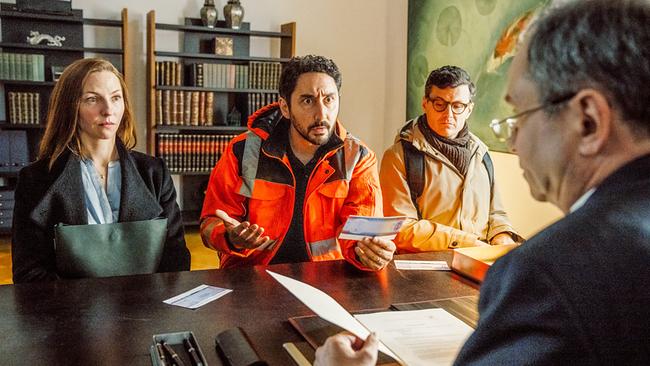 Der Notar (Matthias Kupfer, re.) erklärt Ines, Firat und Jasper in seinem Büro die vertraglichen Bedingungen, unter denen sie am Ende des Jahres eine Million Euro erhalten können.