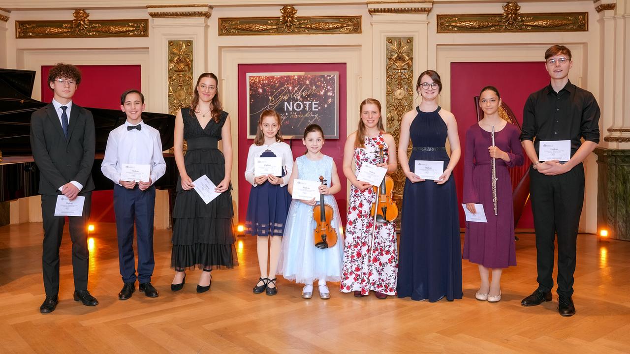 © ORF/Roman Zach-Kiesling Die Goldene Note - Das Semifinale: David Kropfreiter, Dylan Russel, Ester Ferrario, Aryana Devine, Eloisa Marie Aubert, Lois Pfeifer, Annalena Klem, Alicia Bleuse, Julius Constantin Schantl