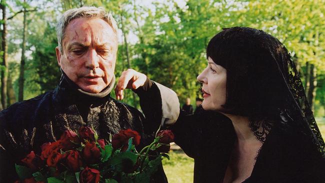 Die Gottesanbeterin: Udo Kier (Julius Quellenreich), Christiane Hörbiger (Trixi Jancik)