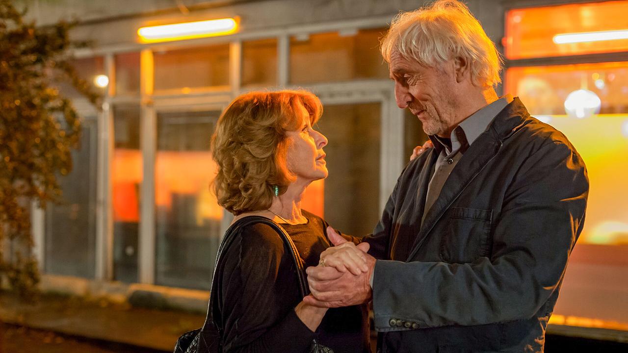 Betty und Peter tanzen gemeinsam.