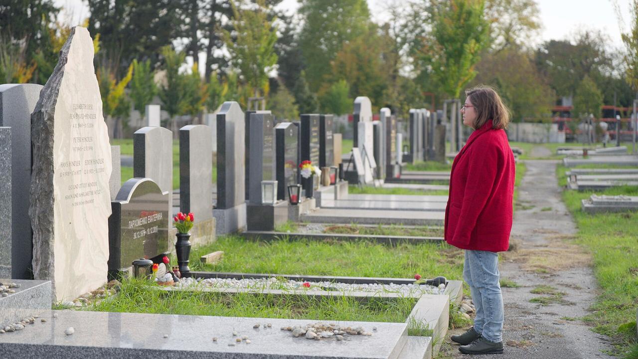 © ORF/Metafilm GmbH Daliah Hindle rsteht am Grab ihrer Mutter Elisabeth-Ben-David-Hindler auf einem Friedhof.