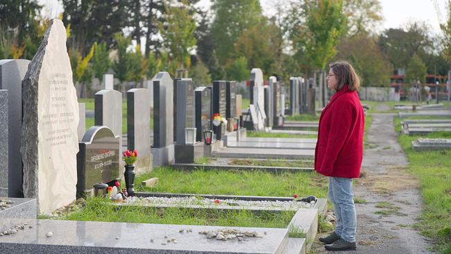 © ORF/Metafilm GmbH Daliah Hindle rsteht am Grab ihrer Mutter Elisabeth-Ben-David-Hindler auf einem Friedhof.