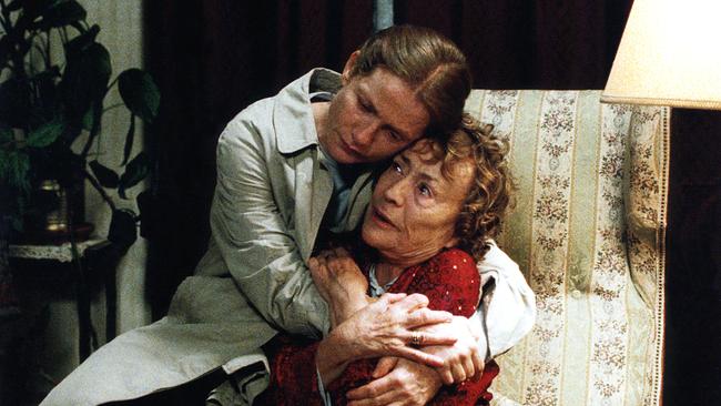 © ORF/Wega Film Isabelle Huppert als Erika Kohut umarmt tröstend ihre alte Mutter, gespielt von Annie Girardot, die in einem Polstersessel sitzt.