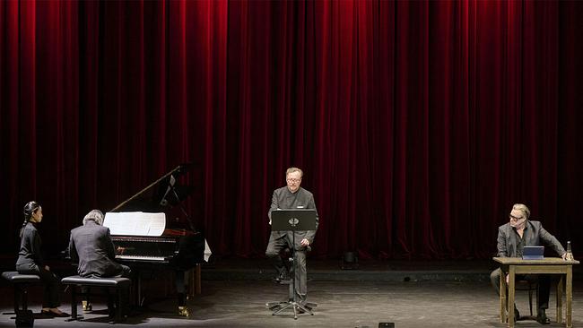 Vladimir Jurowski am Klavier, Georg Nigl am Notenpult, Nicholas Ofczarek am Lesetisch