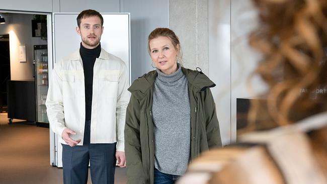 Im Bild: Ihre Ermittlungen führen Vera Lanz (Katharina Böhm, r.) in eine Firma für Fahrservice. Marwin Krämer (Adrian Julius Tillmann, l.) stellt sie seiner Chefin vor, die stets auf ihren eigenen Vorteil bedacht ist.