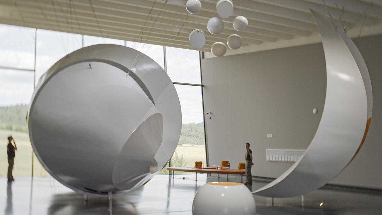 © ORF/Feature Filmproduktion/Fritz Kalteis Sonne, Monde und Sterne - die Elemente der Himmelscheibe von Nebra als Installation in einer modernen Ausstellungshalle.