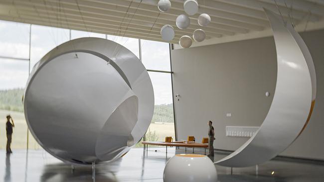 © ORF/Feature Filmproduktion/Fritz Kalteis Sonne, Monde und Sterne - die Elemente der Himmelscheibe von Nebra als Installation in einer modernen Ausstellungshalle.