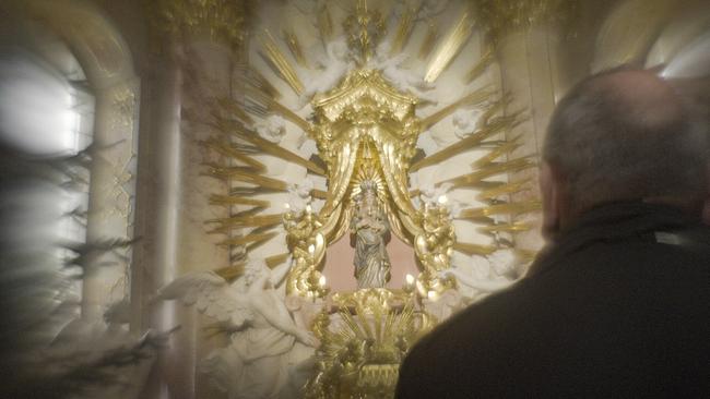 © ORF/Feature Filmproduktion/Fritz Kalteis Das Lichtwunder in der Wallfahrtskirche Hafnerberg: Ein Mann betrachtet in einer Kirche einen prunkvollen, goldverzierten Marienaltar.
