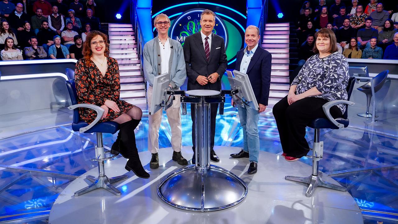 Die Millionenshow: Annavera Dutter (Wien), Georg Sölkner (Graz), Armin Assinger, Roman Seeliger (Wien),  Theresa Fasching (Bad Vöslau in Niederösterreich)