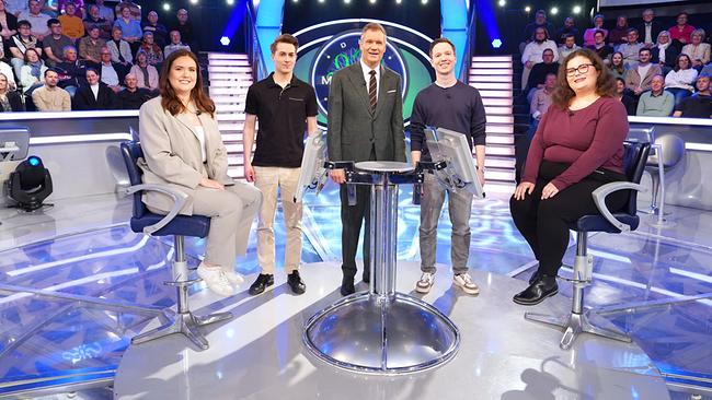 Die Millionenshow: Saskia Roschitz (Graz), Maximilian Staudacher (Trebesing in Kärnten), Armin Assinger, Florian Macheiner (Obertrum am See in Salzburg), Stephanie Urbas (Wien)