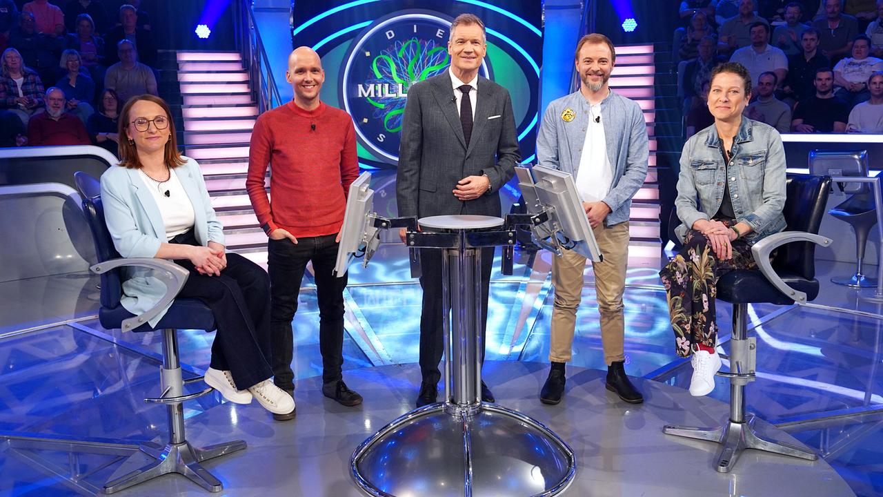© ORF/Stefan Gregorowius Die Millionenshow: Petra Kotzbeck (Graz), Peter Kohls (Sankt Margareten im Rosental in Kärnten), Armin Assinger, Sebastian Pleschko (Wien), Vera Fahrnberger (Wien)