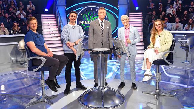 Die Millionenshow: Michael Muster (Leutschach in der Steiermark), Cosmin Lucacel (Zillingtal im Burgenland), Armin Assinger, Lisa Marie Schoklitsch (Graz), Anna-Theresa Gstrein (Längenfeld in Tirol)
