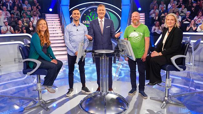 Die Millionenshow: Marlene Brettschneider (Ternitz in Niederösterreich), Marko Quehenberger (Wien), Armin Assinger, Laurenz Rohner (Klagenfurt), Tuulia Ortner (Grossgmain in Salzburg)