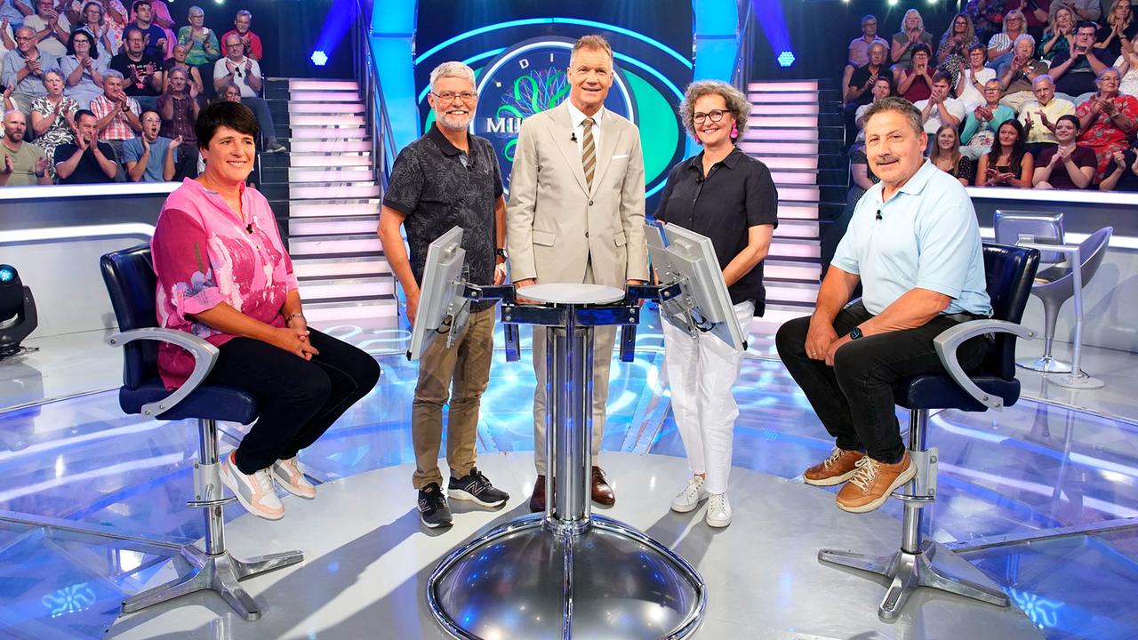 © ORF/Stefan Gregorowius Die Millionenshow: Sonja Fischer (Neu Oberhausen in Niederösterreich), Christian Kirchner (Schwaz in Tirol), Armin Assinger, Andrea Radovan (St. Pölten in Niederösterreich), Luigi Thurner (Unterach in Oberösterreich)