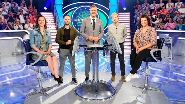 Die Millionenshow: Johanna Weiß (Wien), Dominik Heinrich (St. Pölten in Niederösterreich), Armin Assinger,  Friedrich Schumann (Prinzersdorf in Niederösterreich), Sonja Schley (Bludenz in Vorarlberg)
