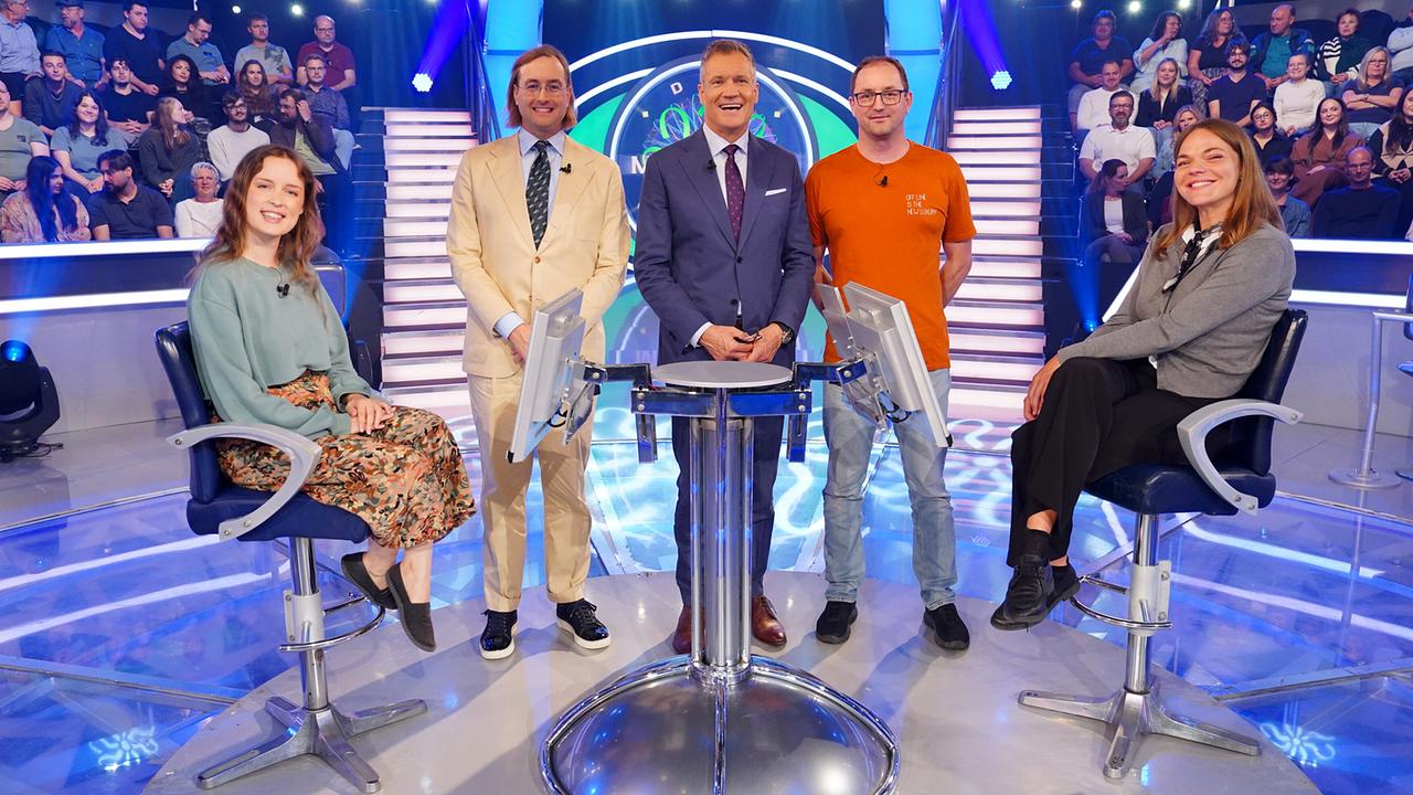 © ORF/Stefan Gregorowius Anna Wagner, Dominic Horinek, Alexander Amann, Eva Lugstein mit Armin Assinger in der Mitte des Millionenshow-Studios