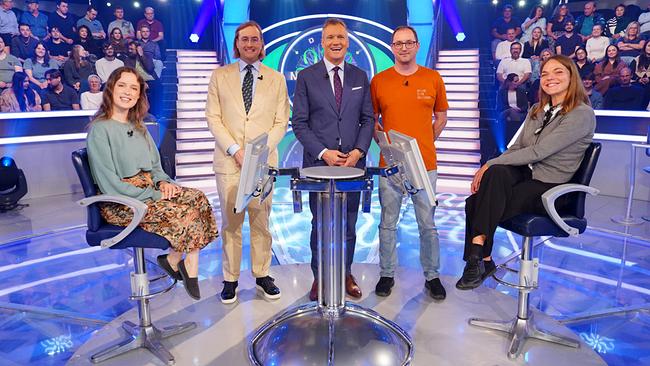© ORF/Stefan Gregorowius Anna Wagner, Dominic Horinek, Alexander Amann, Eva Lugstein mit Armin Assinger in der Mitte des Millionenshow-Studios