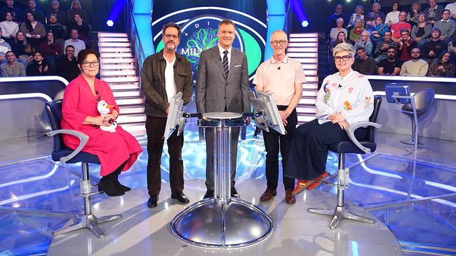 Gruppenfoto mit Roswitha Brandauer, Stefan Lässer, Armin Assinger, Dietmar Nowotny und Bettina Fernsebner hinter dem Quizpult vor Publikum im Millionenshow-Studio
