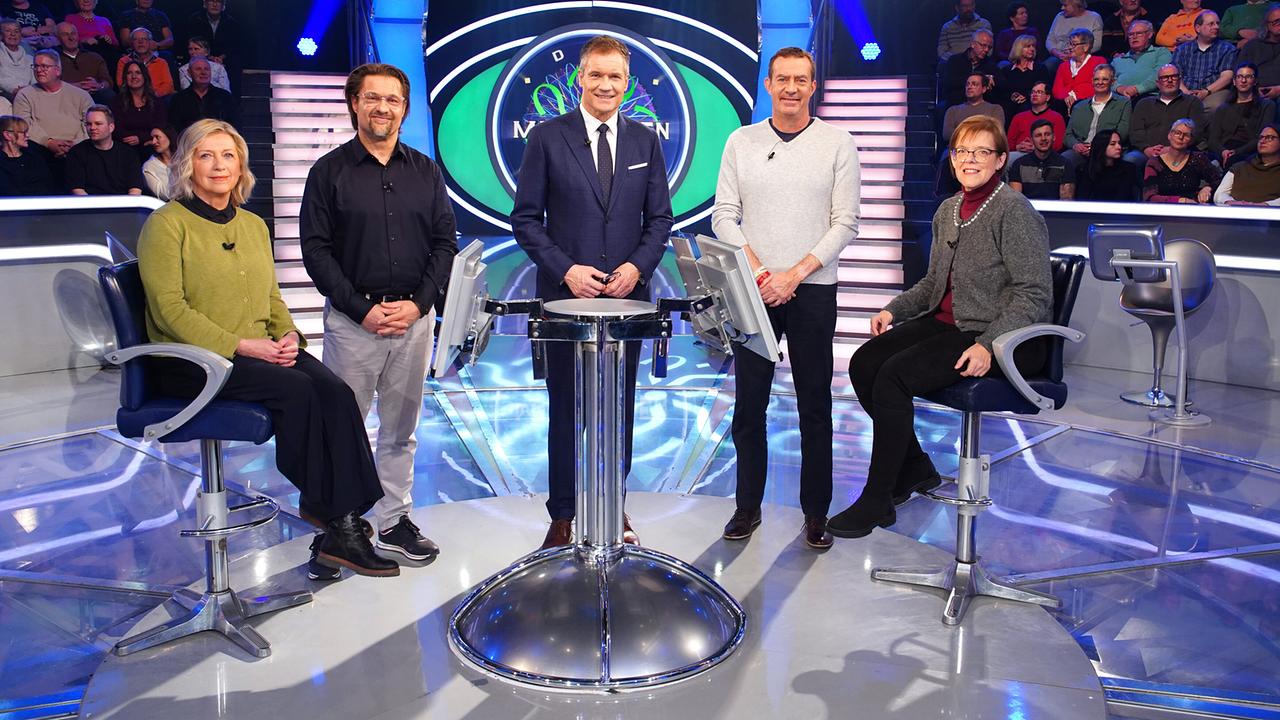 Gabi Pohl, Werner Fürst, Armin Assinger, Harald Fritz und Maria Masser stehen im Millionenshow-Studio rund um den Spielpult, im Hintergrund sitzt das Publikum.