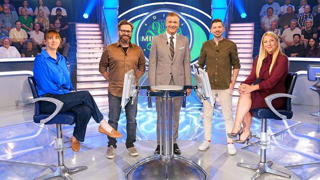 © ORF/Stefan Gregorowius Valentina Hecke-Plank, Anton Pirker, Armin Assinger, Philipp Langebner und Nicole Fürhapter stehen lächelnd um den "Millionenshow"-Pult im TV-Studio mit Publikum im Hintergrund.