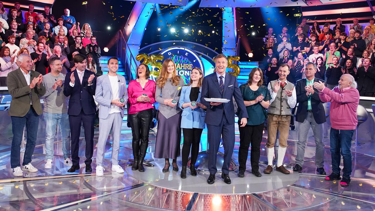 Die Millionenshow - 25 Jahre: Leonhard Stock, Christoph Götzendorfer, Mathias Stockinger, Vincent Mateyka, Elisabeth Witt, Nadja Vohradsky, Medea Karbus, Armin Assinger, Raphaela Schalk, Johann Hinterplattner, Robert Kienzl, Valentin Wallisch.