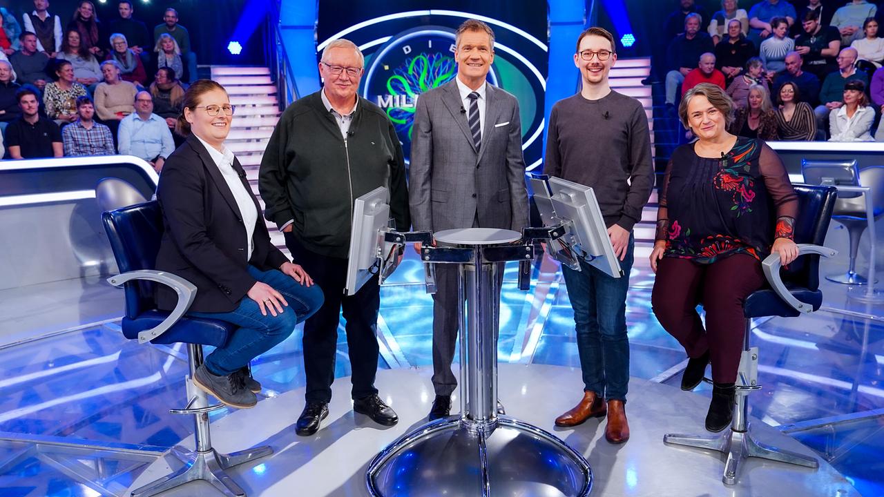 "Die Millionenshow" am 10.2.2025: Veronika Robitschko-Posani (Elixhausen in Salzburg), Julius Stifter (Guntramsdorf in Niederösterreich), Armin Assinger, Bogdan Micic (Wien), Chantal Rodgarkia-Dara (Wien)