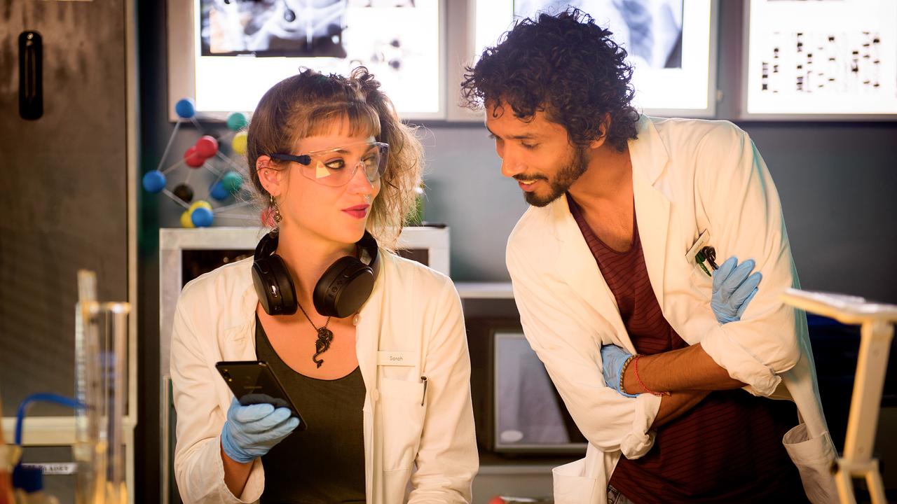 Labortechnikerin Sarah und ihr Laborassistent Elahee scherzen über ihren Modegeschmack.