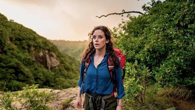 © ORF/Tivoli Film/Daniel Villiers Im Bild: Inselärztin Dr. Filipa Wagner (Anja Knauer) auf dem Weg zu einem Patienten.