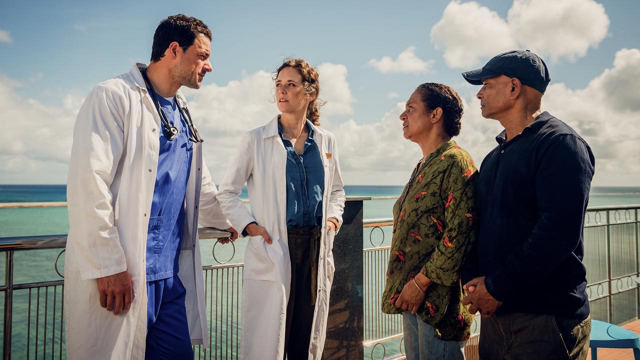 © ORF/Tivoli Film/Daniel Villiers Im Bild: Dr. Daniel Bucher (Tobias Licht) und Dr. Filipa Wagner (Anja Knauer) informieren Jeans Eltern Amina (Doris Chellen) und Remi (Danny Bhowaneedin) über den Gesundheitszustand ihres Sohnes.